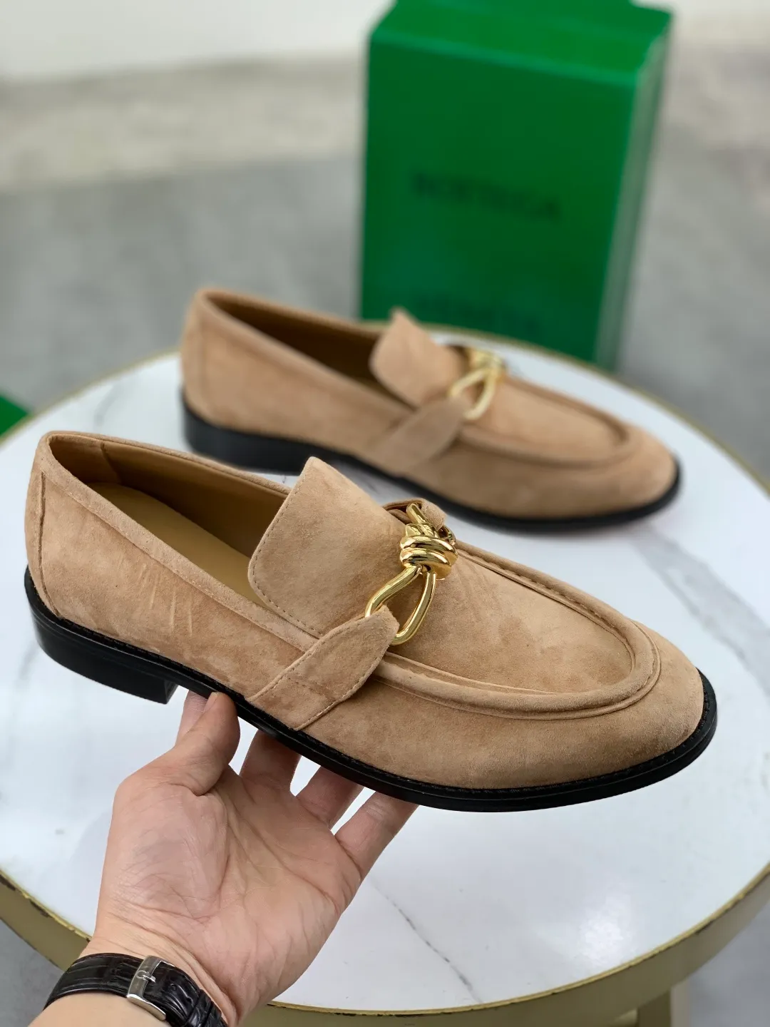 Men's shoes 💰P820 [New model] (genuine leather outsole) water-dyed cow lining 💰High-quality business couple leather shoes 💎💎💎 BOTTEGA VENETA official website synchronizes the latest top version of BV in the market, accept material comparison, shoe type comparison, process comparison, practical and textured, versatile and suitable for any occasion, the more you look at it, the more flavorful it becomes. Purely hand-knitted craftsmanship - Upper material, calfskin imported from Italy 🇮🇹 - High-quality water-dyed cowhide lining - Original private model customized leather outsole -Size: Female 35-39 (40 ordered) Male 39-44 (38 45 can be customized) Color: Multiple colors available